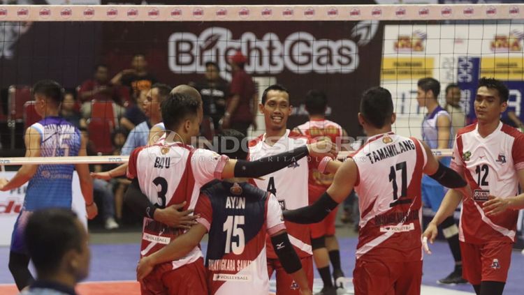 Para pemain Surabaya Bhayangkara Samator berselebrasi usai mencetak poin melawan Palembang Bank Sumsel Babel. Copyright: © INDOSPORT/Ronald Seger Prabowo