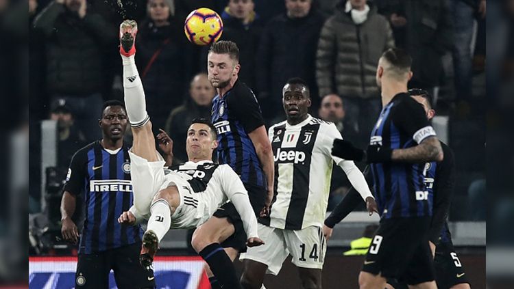 Ronaldo saat mencoba membobol gawang Inter Milan. Copyright: © Getty Images