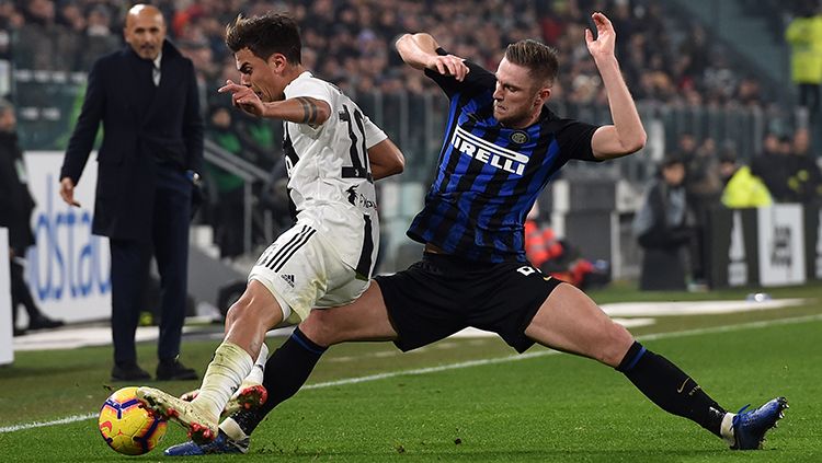 Kabar mengejutkan datang dari Inter Milan yang baru-baru ini dilaporkan rela kehilangan bek andalan mereka, Milan Skriniar, demi bisa mendapatkan Sergio Aguero. Copyright: © Getty Images