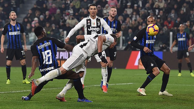 Detik-detik saat Mandzukic mencetak gol ke gawang Inter Milan. Copyright: © Getty Images