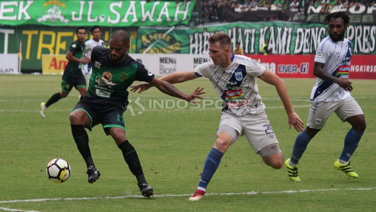 Pertandingan antara Persebaya Surabaya vs PSIS Semarang di Liga 1 Indonesia. Copyright: © Fitra Herdian/Indosport.com