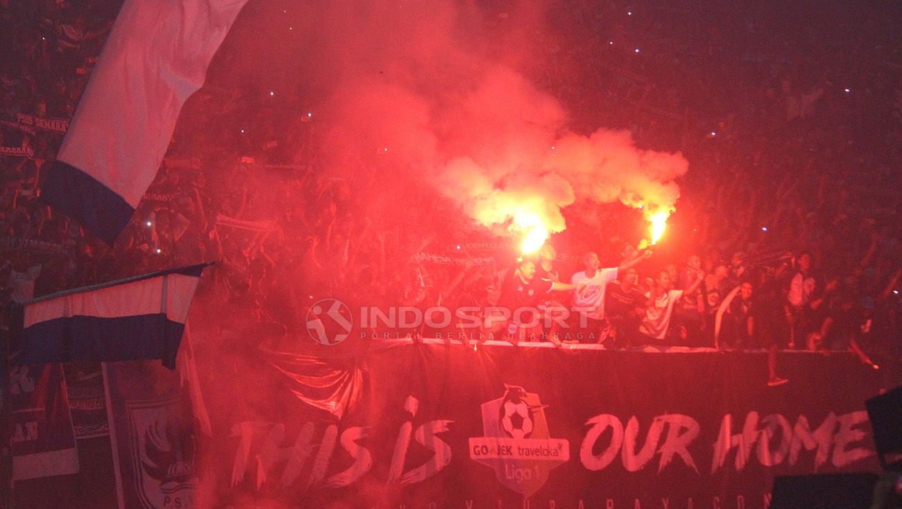 Suporter PSIS Semarang ikut pesta flare usai laga lawan Persebaya Surabaya. Copyright: © Fitra Herdian/Indosport.com