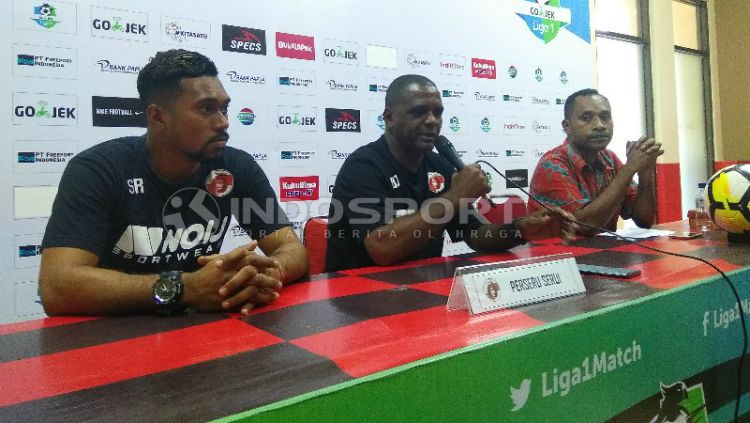 Pelatih Perseru Serui, Wanderley Junior saat bersama pemainnya, Samuel Reimas di sesi konferensi pers jelang laga. Copyright: © Sudjarwo/INDOSPORT