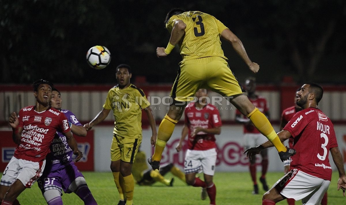 Sundulan Vladimir Vujovic ke gawang Bali United yang berbuah gol pertama bagi Bhayangkara FC. Copyright: © Herry Ibrahim/Football265.com