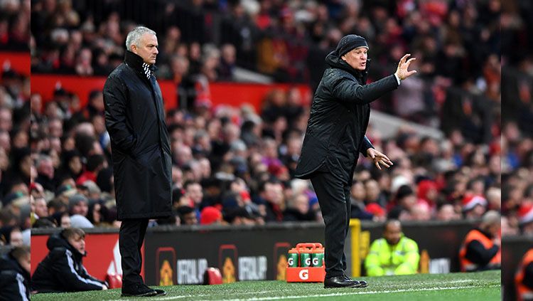 Jose Mourinho dan Claudio Ranieri di pinggi lapangan. Copyright: © Getty Images