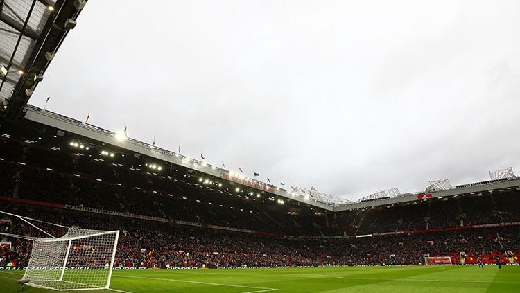 Manchester United meminta seluruh penggemarnya menjauhi Stadion Old Trafford menjelang bergulirnya kembali Liga Inggris Copyright: © Getty Images
