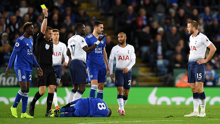 Pelanggaran pemain Tottenham Hotspur berbuah kartu kuning Copyright: &copy; Getty Images