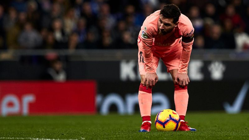 Lionel Messi saat hendak melakukan tendangan bebas vs Espanyol. Copyright: © Getty Images