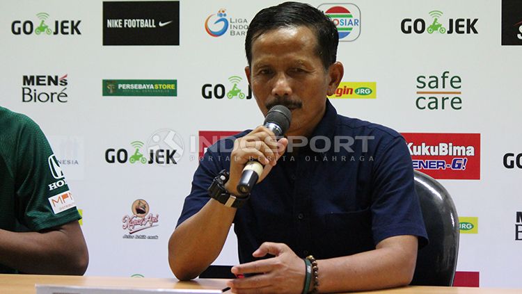 Pelatih Persebaya Surabaya, Djajang Nurdjaman saat sesi konferensi pers usai pekan ke-34 Liga 1 2018. Copyright: © Fitra Herdian/INDOSPORT