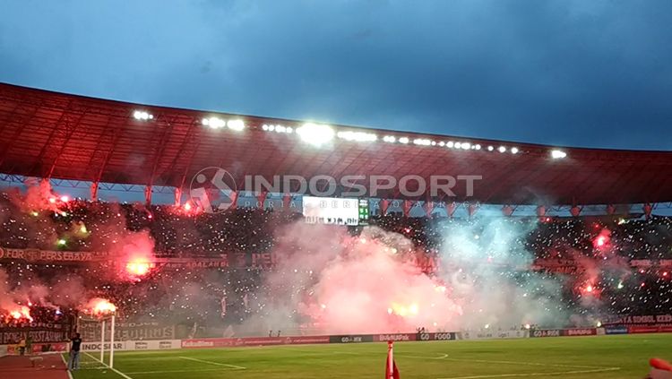 Pendukung Persebaya, Bonek menyalakan flare usai laga pekan ke-34 Liga 1 2018. Copyright: © Fitra Herdian/INDOSPORT