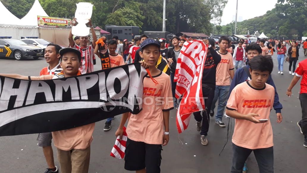 Dukungan suporter Persija terus mengalir. Mereka pun berduyun-duyun memadati Stadion GBK Jakarta. Copyright: © Herry Ibrahim/Indosport.com