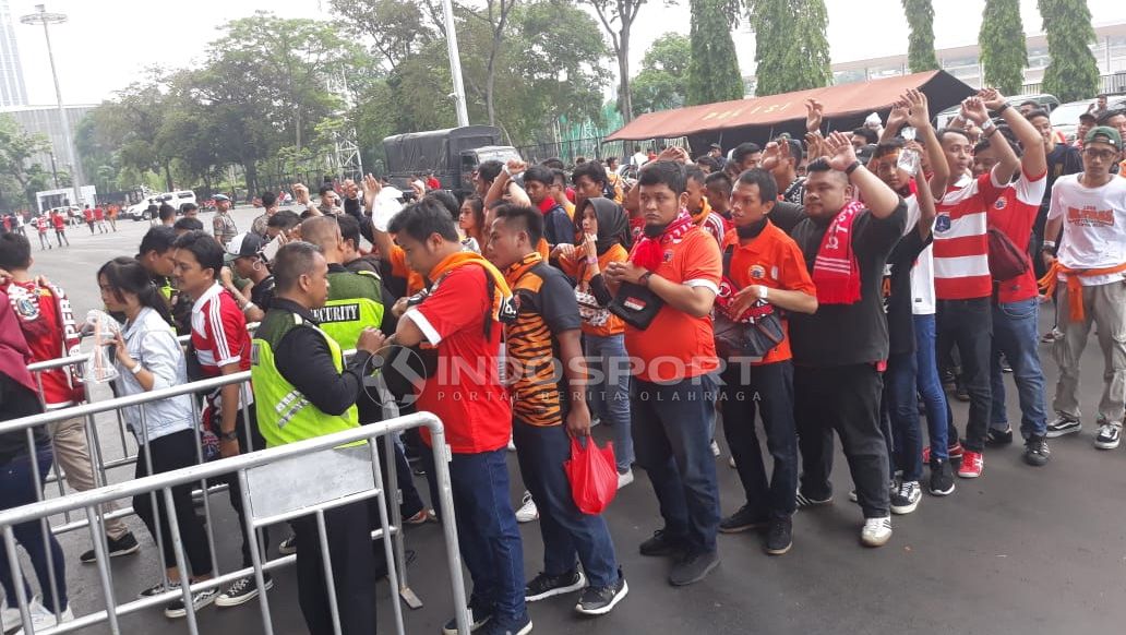 Antrean suporter Persija untuk masuk ke Stadion GBK jelang laga Persija Jakarta vs Mitra Kukar. Copyright: © Herry Ibrahim/Indosport.com