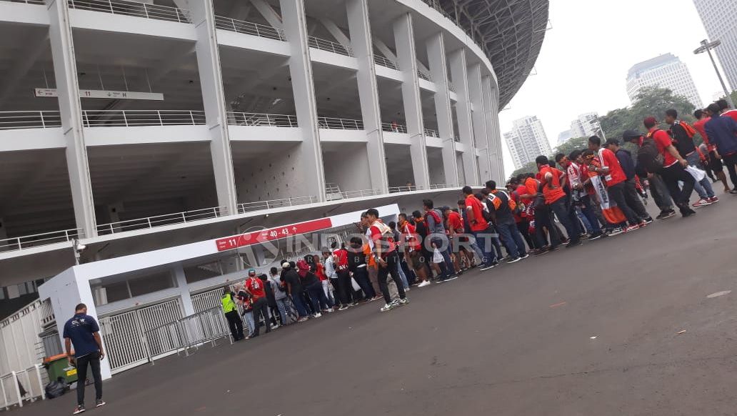 Antrean suporter Persija untuk masuk ke Stadion GBK jelang laga Persija Jakarta vs Mitra Kukar. Copyright: © Herry Ibrahim/Soicaumienbac.cc