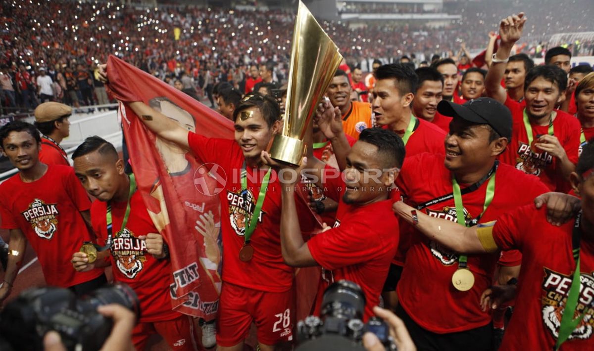 Pemain Persija Jakarta mengangkat tropi Liga 1, merayakan kemenangannya. Copyright: © Herry Ibrahim/Indosport.com