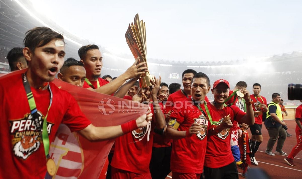Pemain Persija Jakarta mengangkat tropi Liga 1, merayakan kemenangannya. Copyright: © Herry Ibrahim/Indosport.com