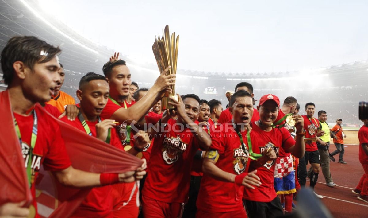 Pemain Persija Jakarta mengangkat tropi Liga 1, merayakan kemenangannya. Copyright: © Herry Ibrahim/Indosport.com