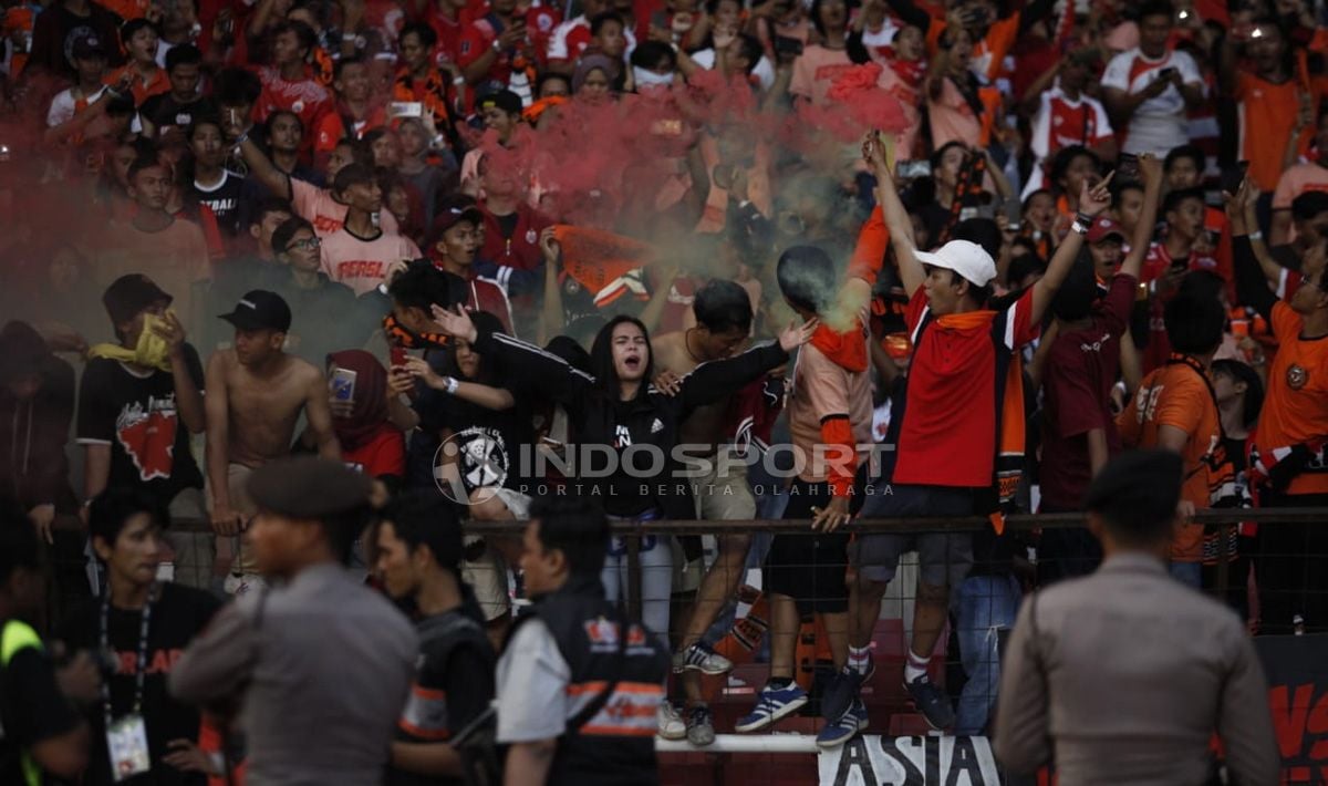 Suporter Persija Jakarta ikut juga merayakan kemenangan tim kesayangannya. Copyright: © Herry Ibrahim/Indosport.com