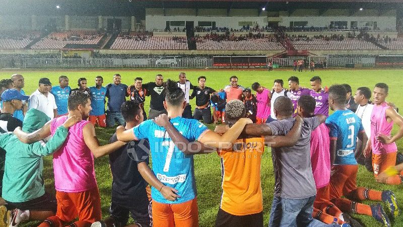 Skuat Perseru Serui saat mengucap syukur usai memastikan bertahan di Liga 1 musim depan. Copyright: © Sudjarwo/Indosport.com