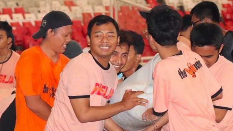 Aksi Jakmania bersih-bersih GBK malam sebelum pertandingan Persija Jakarta. Copyright: © twitter.com/Persija_Jkt