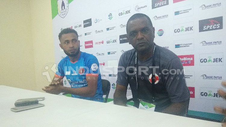 Pelatih Perseru Serui, Wanderley Junior bersama Arthur Bonai saat konferensi pers. Copyright: © INDOSPORT/Sudjarwo