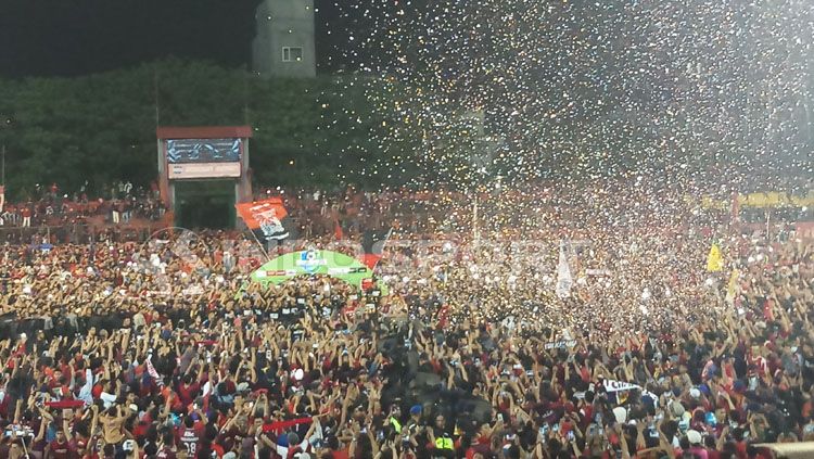 Pendukung PSM Makassar memadati Stadion Andi Mattalatta untuk memberikan ucapan kepada para pemain. Copyright: © Wira Wahyu/INDOSPORT