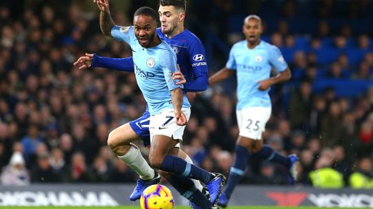 Gelandang serang Manchester City, Raheem Sterling saat berduel dengan gelandang serang Chelsea, Mateo Kovacic. Copyright: © INDOSPORT