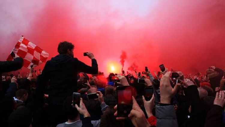 Fans Liverpool menjelang bentrokan melawan Napoli Copyright: © Liverpool Echo