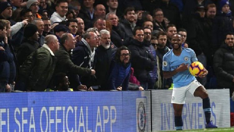 Raheem Sterling dilecehkan secara rasis oleh penggemar Chelsea di laga Premier League Copyright: © Express UK