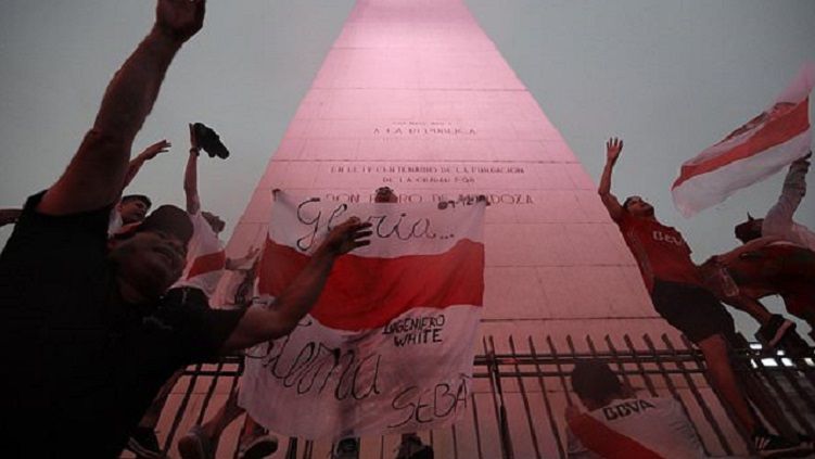 Fans River Plate memenuhi ibukota Buenos Aires untuk merayakan kemenangan atas Boca Juniors Copyright: © AP
