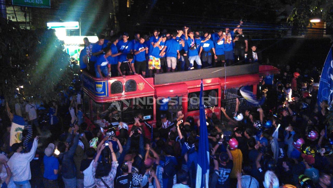 Persib U-16 merayakan gelar juara kompetisi Elite Pro Academy PSSI U-16 bersama ribuan Bobotoh di Graha Persib, Jalan Sulanjana, Kota Bandung, Senin (10/12/2018). Copyright: © Arif Rahman/Indosport.com