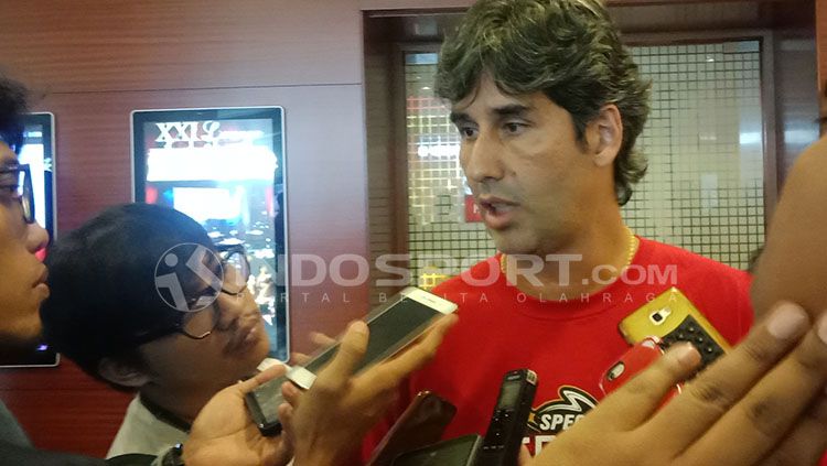 Pelatih Persija, Stefano Cugurra Teco. Copyright: © INDOSPORT/Shintya Anya Maharani