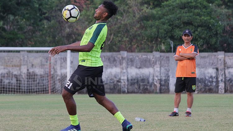 Djadjang Nurdjaman melihat latihan Fandri Imbiri. Copyright: © Fitra Herdian/Indosport