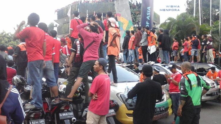 Diduga suporter Persija injak mobil warga Copyright: © Twitter/@annisaHP