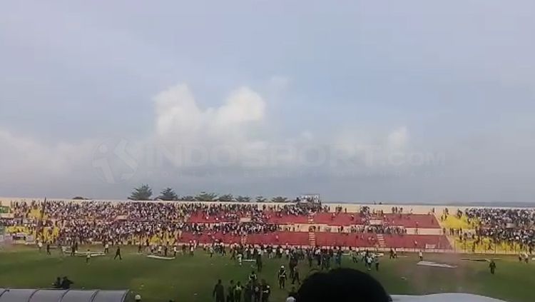 Laga PSIM Yogyakarta vs PS TIRA diwarnai kericuhan. Copyright: © INDOSPORT/Ronald Seger Prabowo