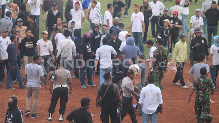 Laga PSIM Yogyakarta vs PS Tira diwarnai kericuhan Copyright: © INDOSPORT/Ronald Seger Prabowo