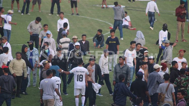 Laga PSIM Yogyakarta vs PS Tira diwarnai kericuhan Copyright: © INDOSPORT/Ronald Seger Prabowo