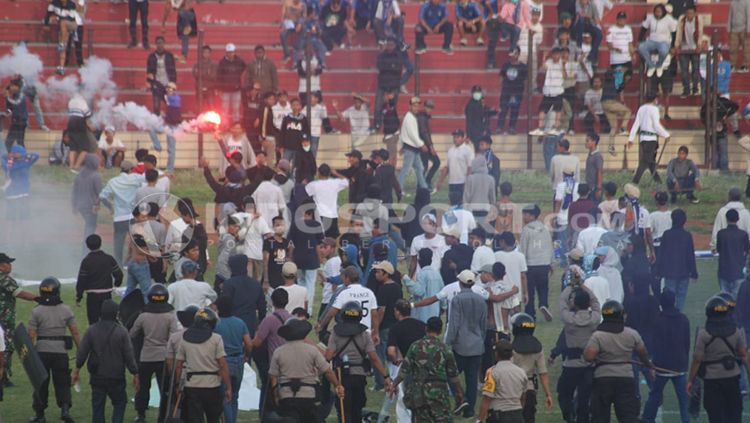 Laga PSIM Yogyakarta vs PS Tira diwarnai kericuhan Copyright: © INDOSPORT/Ronald Seger Prabowo