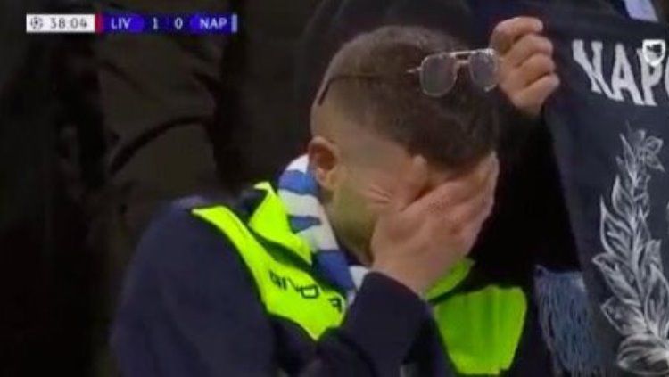 Seorang penggemar Napoli tertangkap kamera setelah gol Mohamed Salah. Copyright: © CaughtOffside