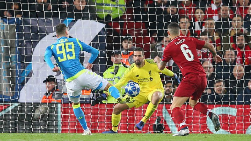 Alisson Becker sebelum melakukan penyelamatan gemilang. Copyright: © Getty Images