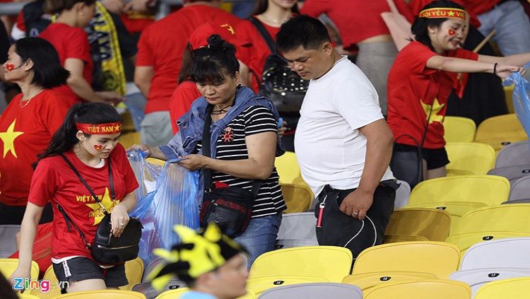 Suporter Vietnam membersihkan sampah di Stadion Bukit jalil, Malaysia. Copyright: © zing.vn