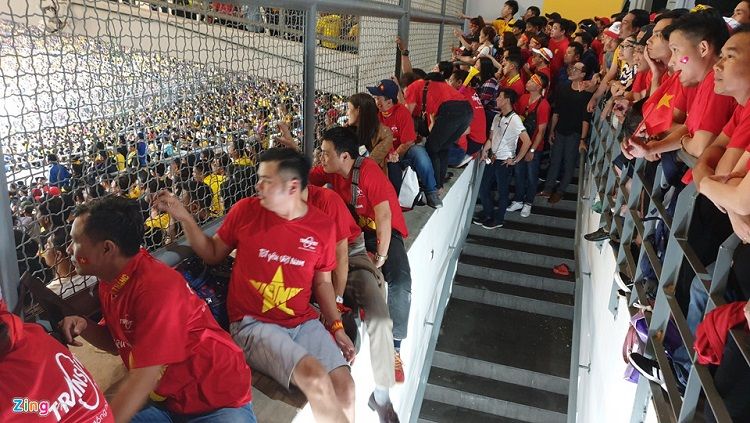 Sportivitas suporter Vietnam mendapatkan pujian dari media asing. Copyright: © zing.vn