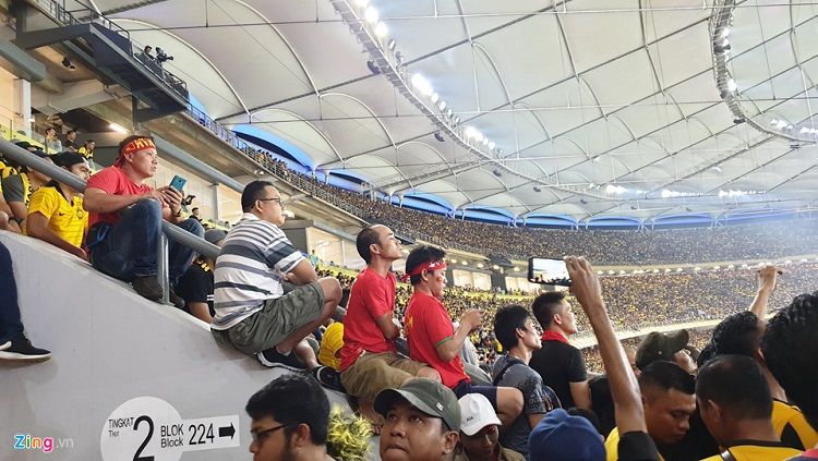 Suporter sepak bola saat memenuhi Stadion Nasional Bukit Jalil, Malaysia. Copyright: © zing.vn