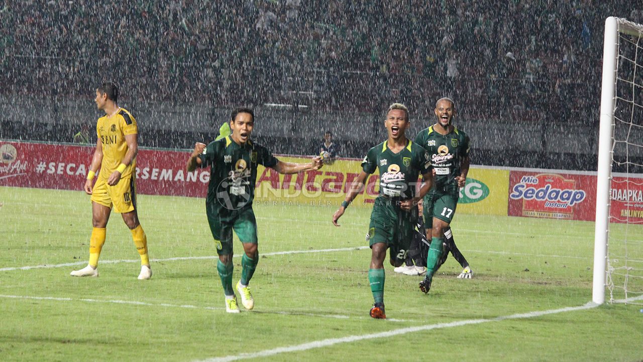 Selebrasi gol Osvaldo Haay saat melawan Bhayangkara FC. Copyright: © Fitra Herdian/Indosport.com