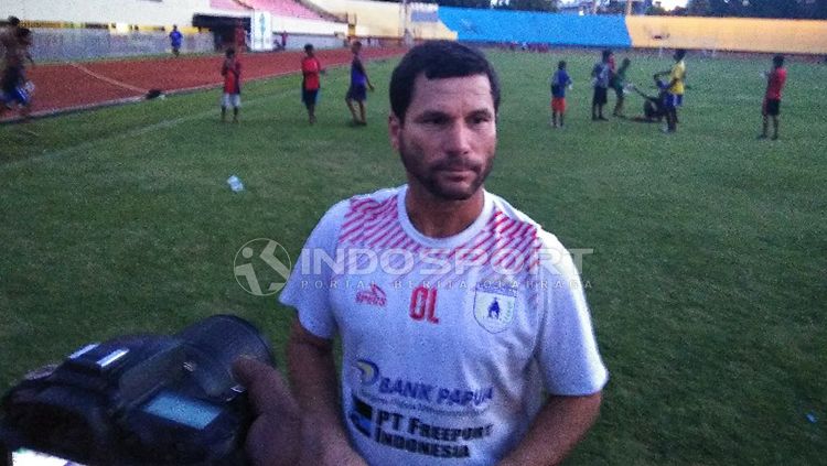 Pelatih Persipura Jayapura, Oswaldo Lessa usai mendampingi timnya berlatih beberapa waktu lalu. Copyright: © Sudjarwo/INDOSPORT