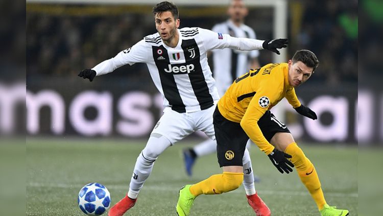 Gelandang Juventus, Rodrigo Bentancur, saat berhadapan dengan pemain Young Boys di Liga Champions. Copyright: © Getty Images