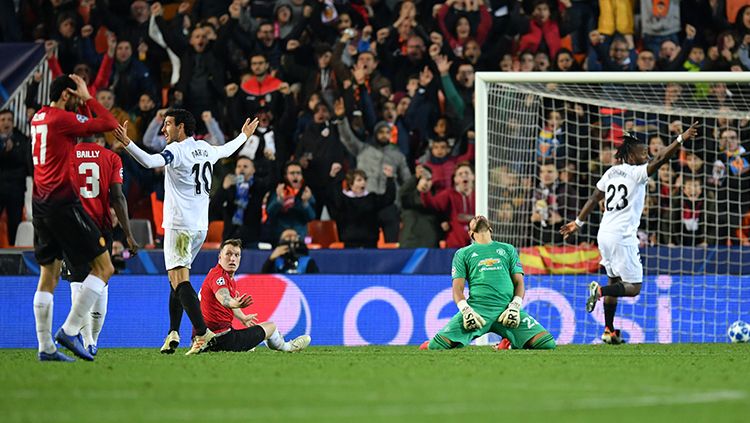 Phil Jones saat mencetak gol bunuh diri ke gawang Manchester United. Copyright: © Getty Images
