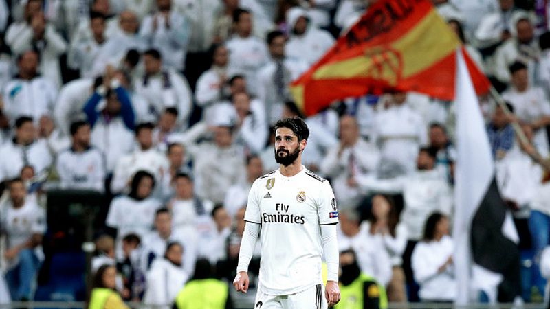 Isco di hadapan fans Real Madrid. Copyright: © Getty Images