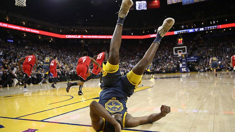 Bintang Golden State Warriors, Kevin Durant harus jatuh bangun saat melawan Toronto Raptors. Copyright: © Getty Images