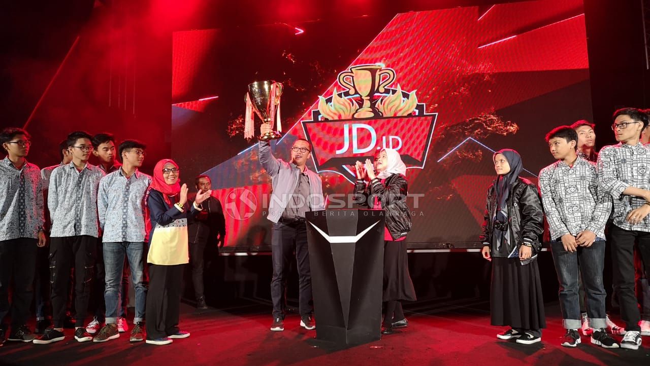 Imam Nahrawi di pertandingan e-Sports tingkat SMA/SMK. Copyright: &copy; Shintya Anya Maharani/Indosport.com