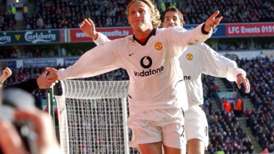 Diego Forlan saat berseragam Manchester United. Copyright: © Getty Images